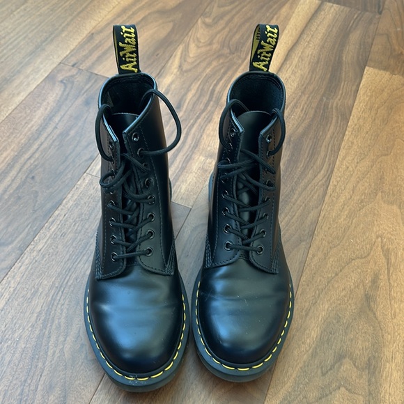 Men’s Dr. Marten 1460 - Picture 2 of 11